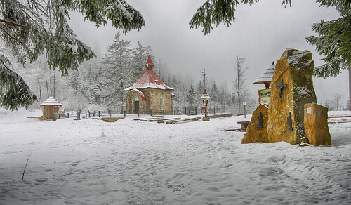 Zimná atmosféra pri kaplnke v Olešňanskom Kline