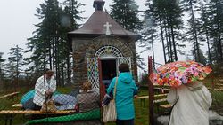 Vysoko v Olešnianskom Kline obklopená lesmi je postavená kaplnka Matky ustavičnej pomoci