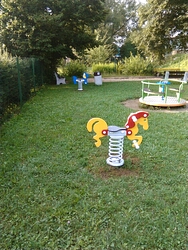 Do areálu MŠ Rovňany pribudli 2 nové hojdačky