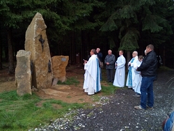 posvätenie novovybudovaného Pamätníka rodákov z neďalekej osady Klin v Olešnej