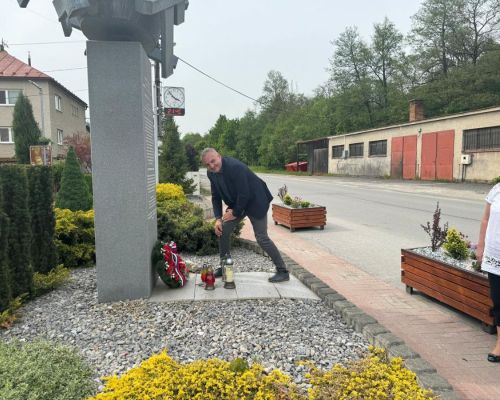 Kladenie venca k pamätníku 10.05.2024