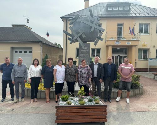 Kladenie venca k pamätníku 10.05.2024