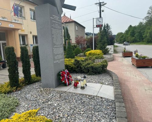 Kladenie venca k pamätníku 10.05.2024