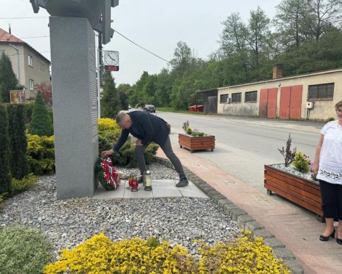 Kladenie venca k pamätníku 10.05.2024