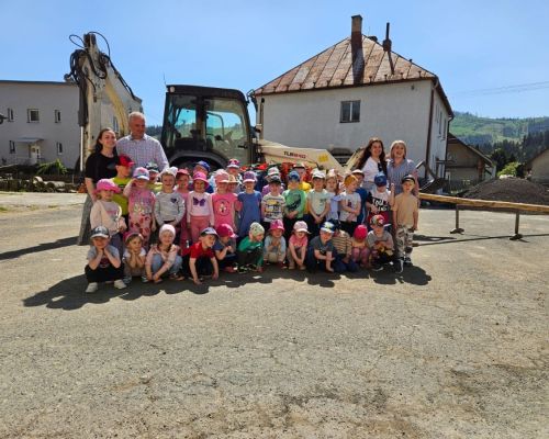 Stavanie mája v obci dňa 27.4.2024