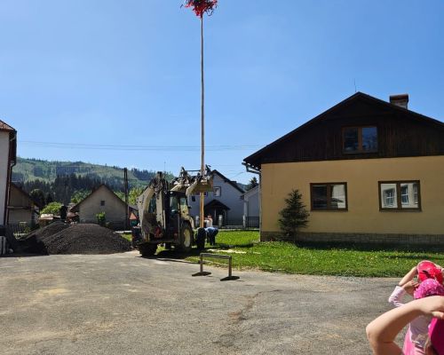 Stavanie mája v obci dňa 27.4.2024