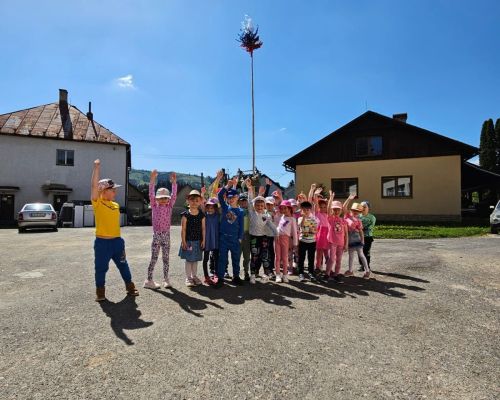 Stavanie mája v obci dňa 27.4.2024