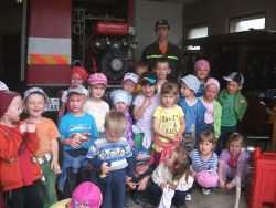 Návšteva škôlkarov v hasičskej zbrojnici