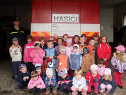 návšteva škôlkarov v hasičskej zbrojnici