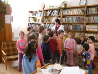 fotografia z návštevy obecnej knižnice deťmi zo ZŠ s MŠ